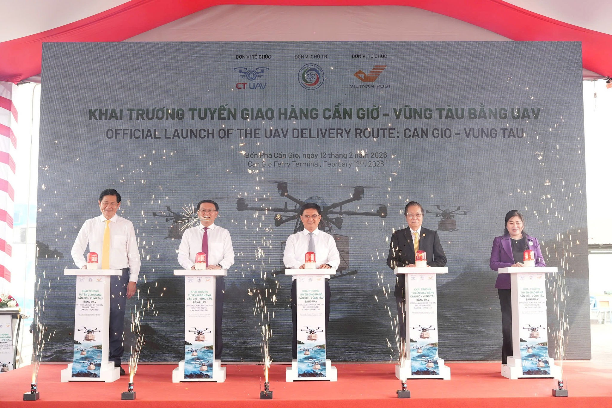 Các đại biểu thực hiện nghi thức khai trương tuyến giao hàng Cần Giờ - Vũng Tàu bằng UAV. Ảnh: VNP