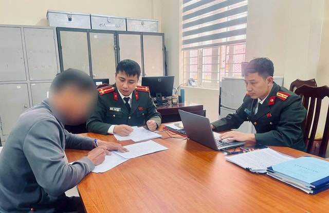 Agentes de la policía de Hanói trabajan con la persona que publicó información falsa en las redes sociales. - imagen vgp.jpg