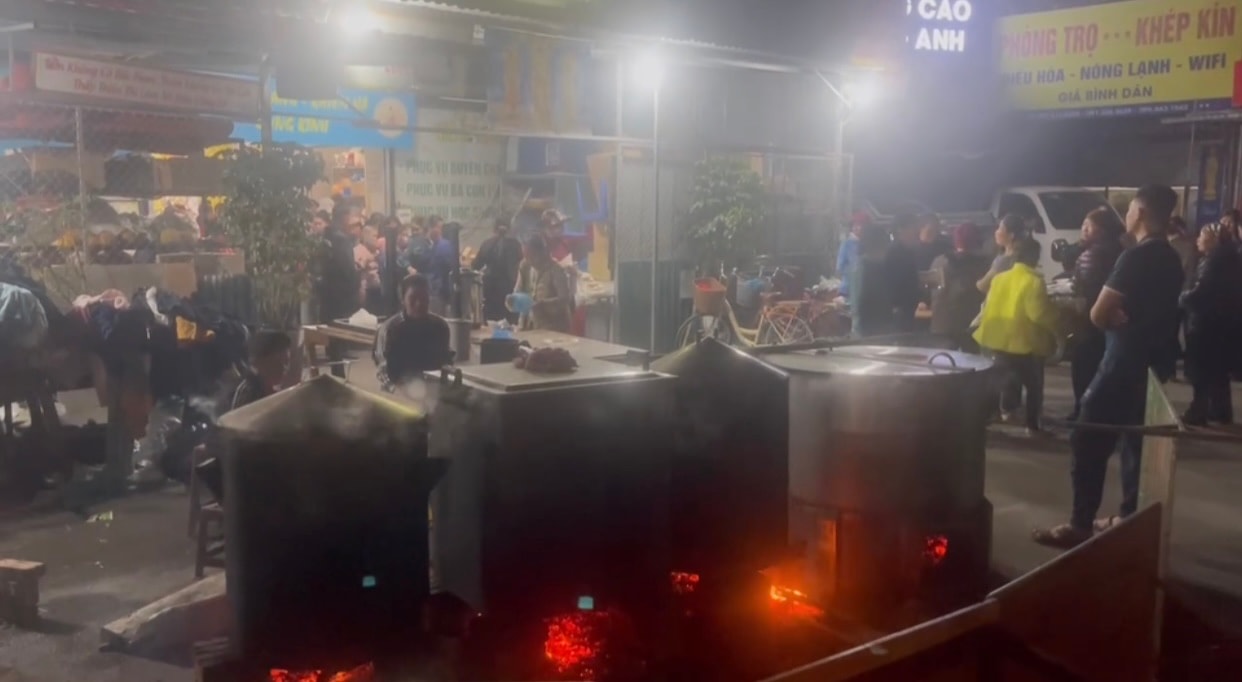 Đêm đến, bếp từ thiện vẫn đỏ lửa để kịp