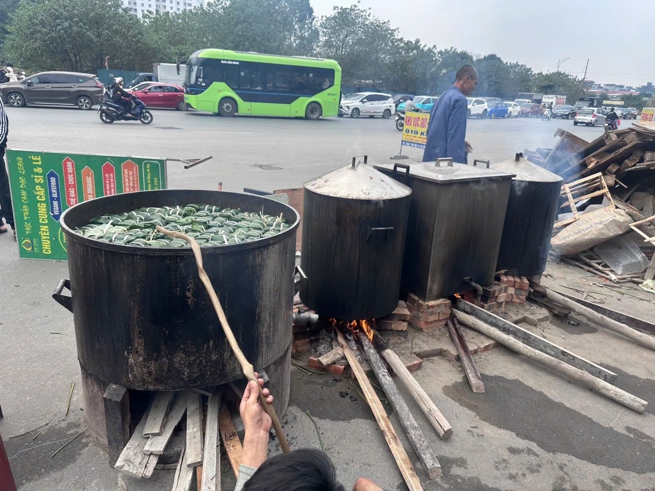 Những nồi bánh chưng thiện nguyện được làm từ nhiều tấm lòng nhân ái. Ảnh: TB