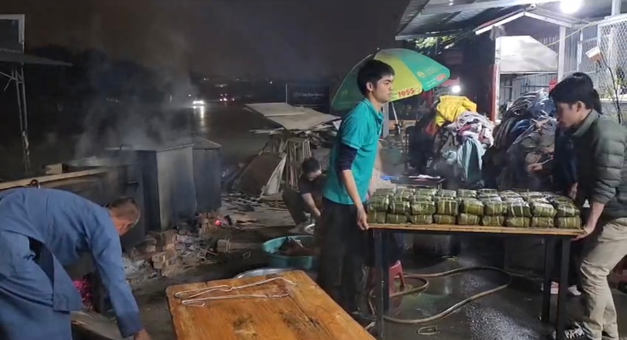 Những chiếc bánh chưng nhỏ mang đến cho người khó khăn một cái Tết ấm áp hơn. Ảnh: TB
