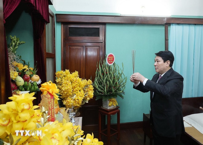 ttxvn-chu-tich-nuoc-dang-huong-tuong-nho-chu-tich-ho-chi-minh-tai-nha-67-4-resize.jpg