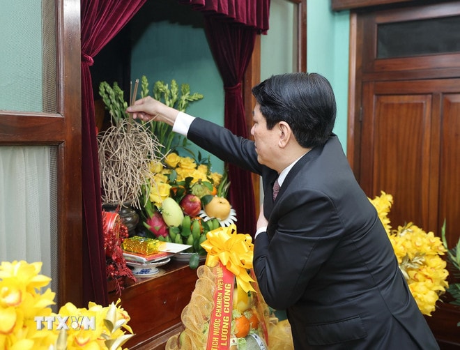 ttxvn-chu-tich-nuoc-dang-huong-tuong-nho-chu-tich-ho-chi-minh-tai-nha-67-3-resize.jpg