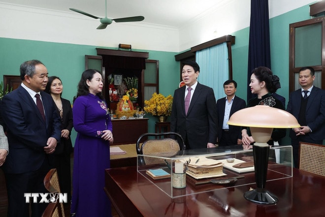 ttxvn-chu-tich-nuoc-dang-huong-tuong-nho-chu-tich-ho-chi-minh-tai-nha-67-1-resize.jpg