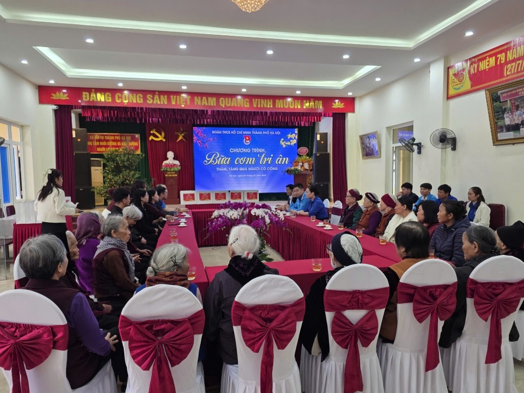 Đoàn Thanh niên thành phố Hà Nội đã trao 35 phần quà Tết cho các bà, các cụ tại Trung tâm nuôi dưỡng người có công Hà Nội, mỗi phần trị giá 700.000 đồng