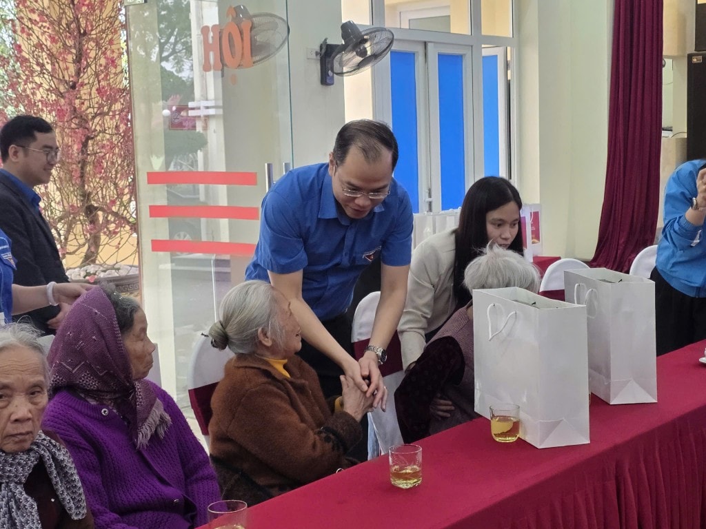 Đồng chí Nguyễn Tiến Hưng tặng quà cho các bà, các cụ - người có công tại chương trình