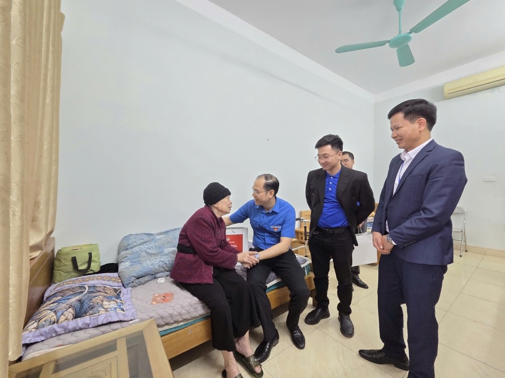 Lãnh đạo Thành đoàn Hà Nội thăm, tặng quà tại phòng những cụ già đang bị mệt