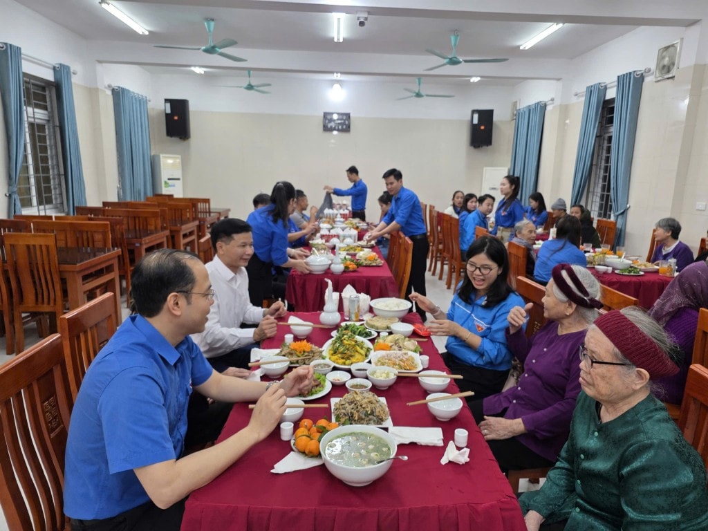 Bữa cơm tri ân ấm áp nghĩa tình của người trẻ
