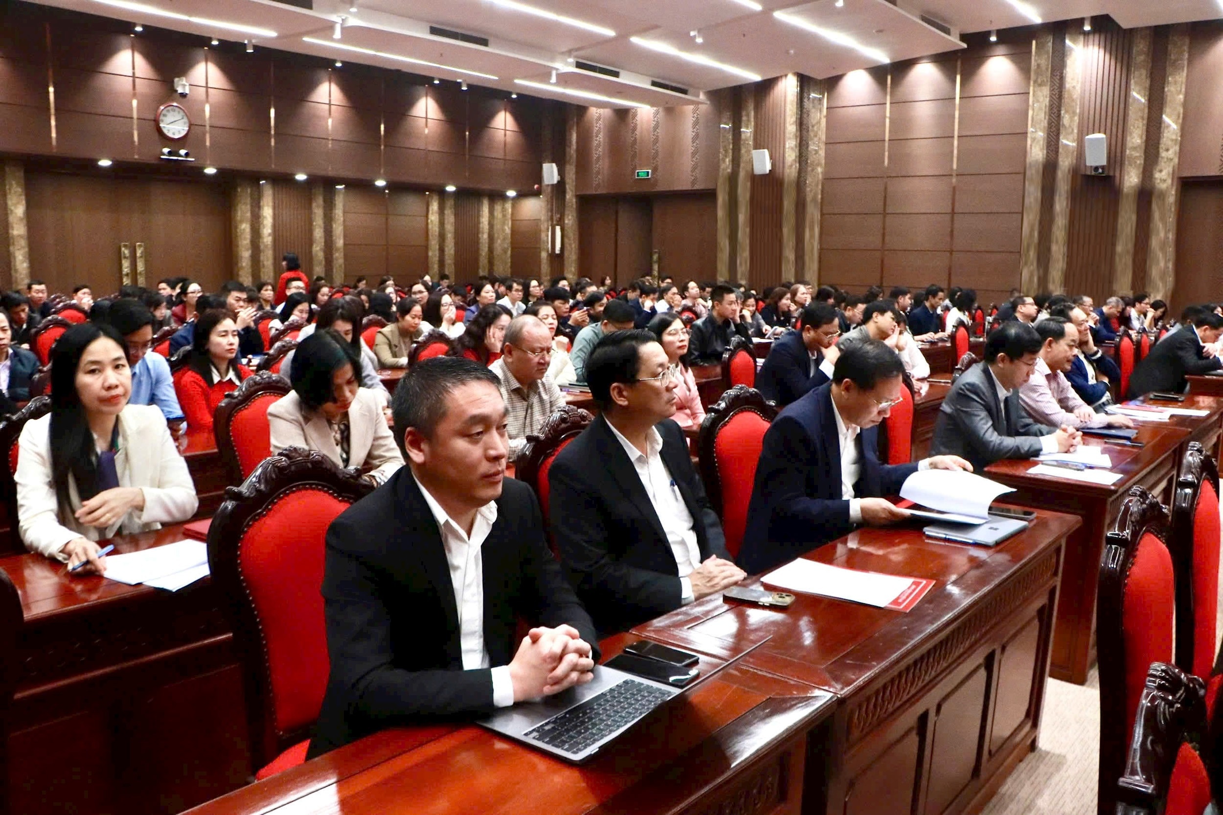 cac-dai-bieu-tham-gia-hoi-nghi-quan-triet-trien-khai-chuong-trinh-hanh-dong-cua-dang-bo-thanh-pho-ha-noi-thuc-hien-nghi-quyet-dai-hoi-dai-bieu-toan-quoc-lan-thu-xiv-cua-dang.-anh-viet-thanh.jpg