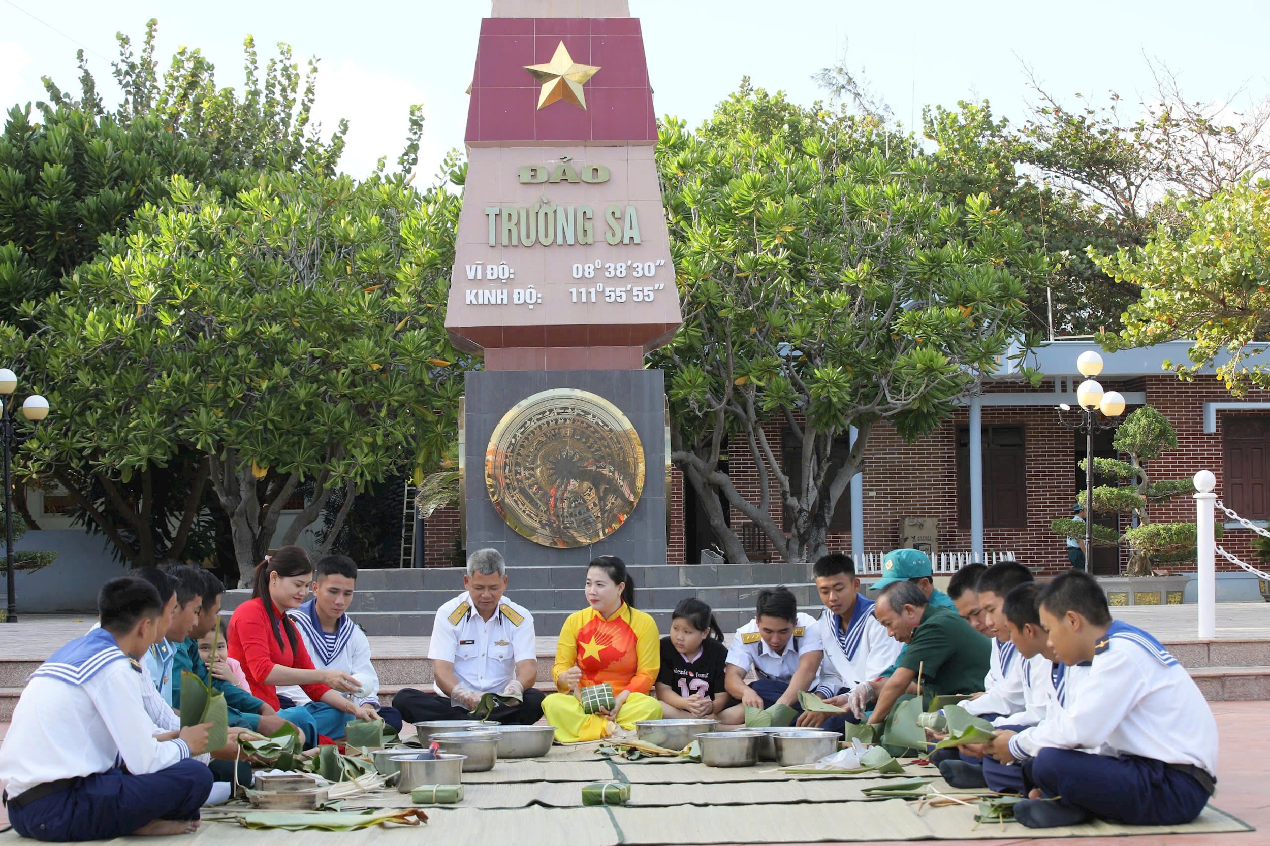 Quân với dân một lòng đón xuân mới bình yên. Ảnh: Hải Quân
