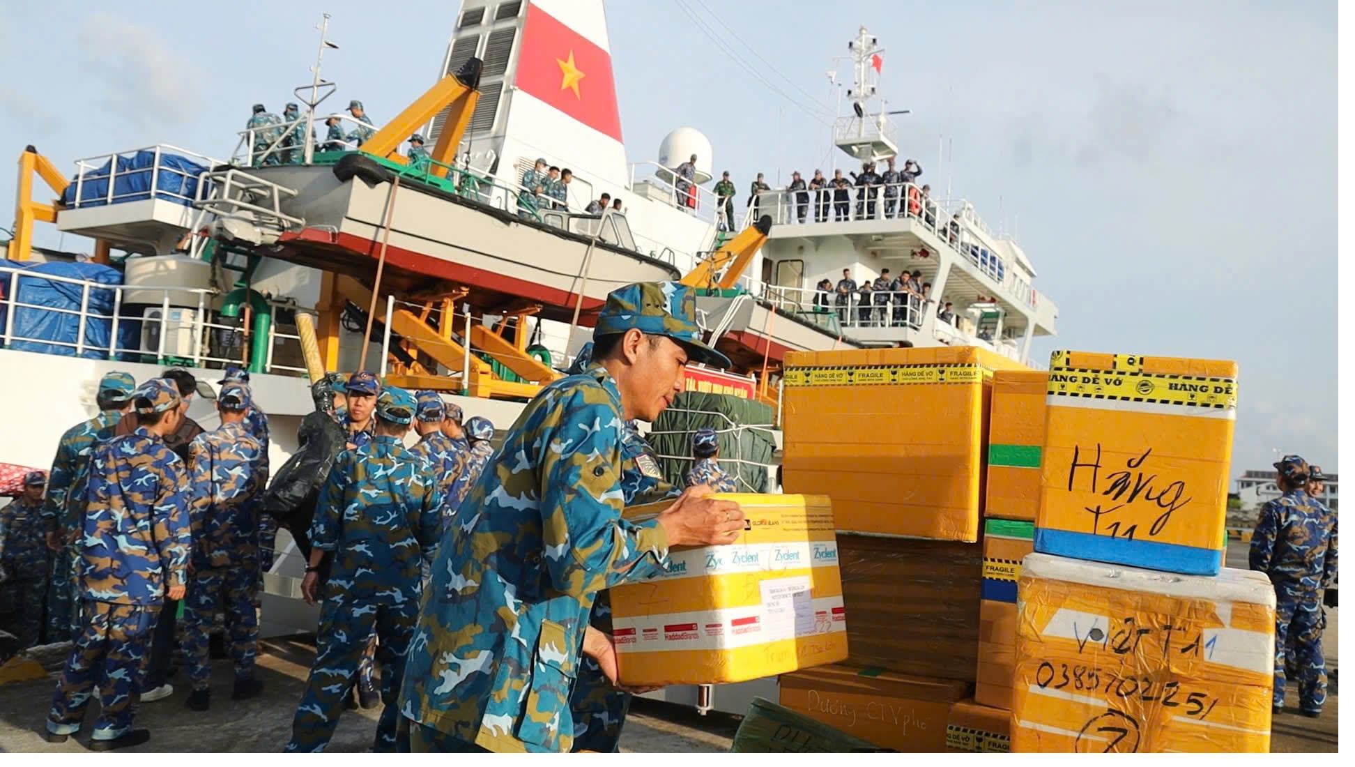 Những món quà yêu thương từ đất liền gửi ra đúng dịp Tết đến. Ảnh: Hải Quân