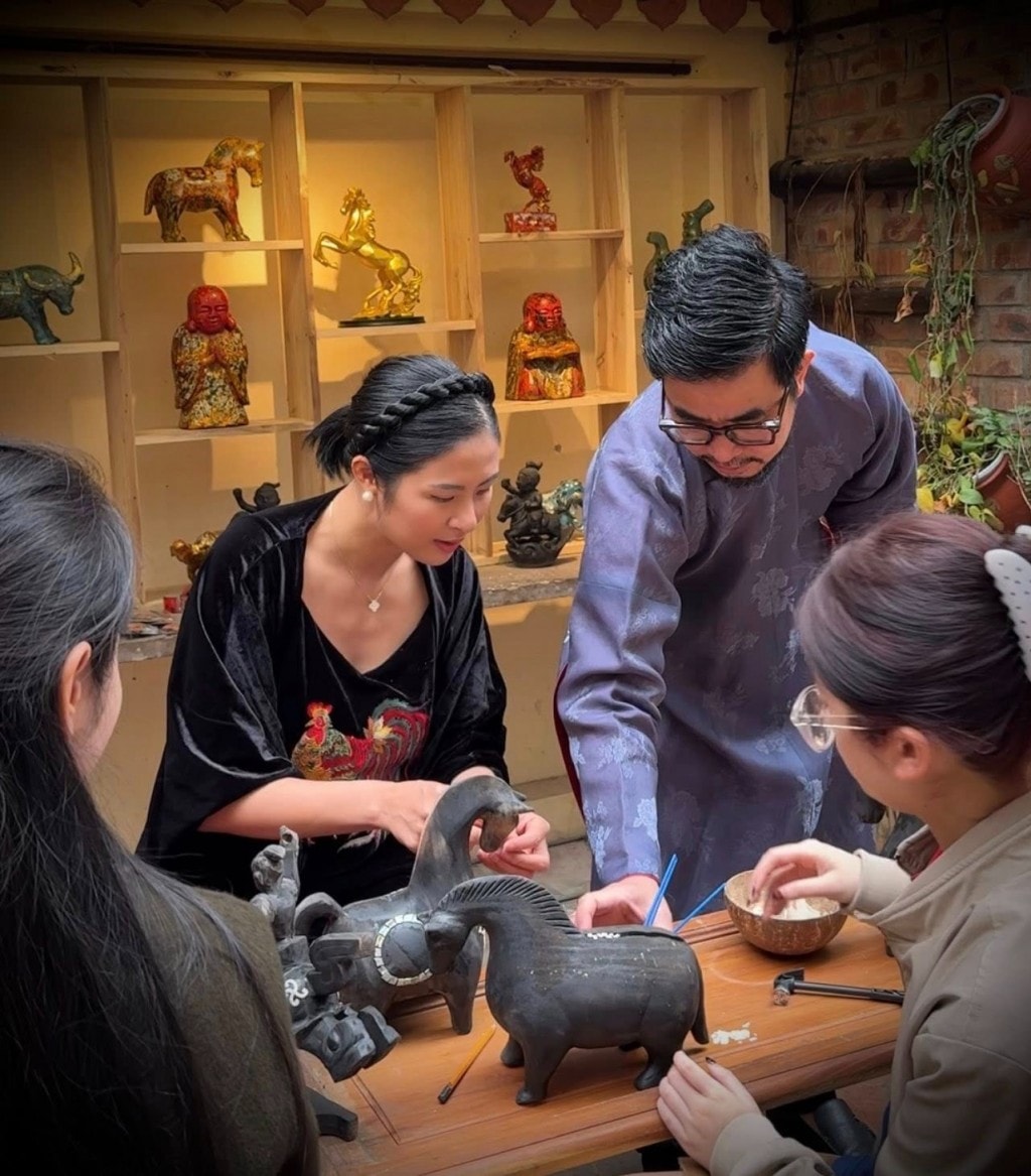 Håndverker Nguyen Tan Phat veileder frøken Ngoc Han og unge mennesker i lakkproduksjon.