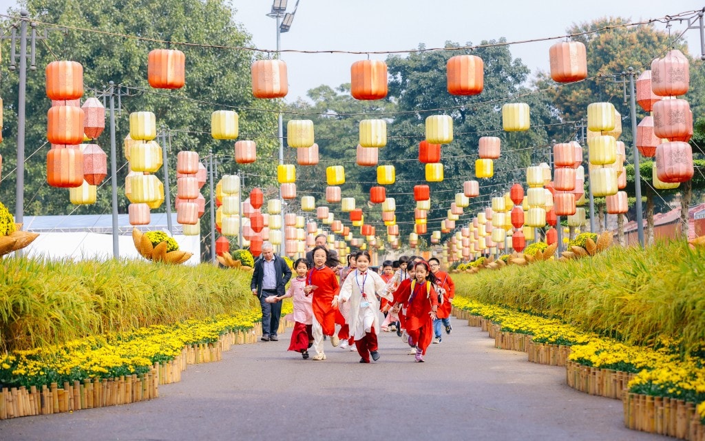 De blomsterfylte gatene skaper en livlig vårstemning ved Thang Long keiserlige citadell.