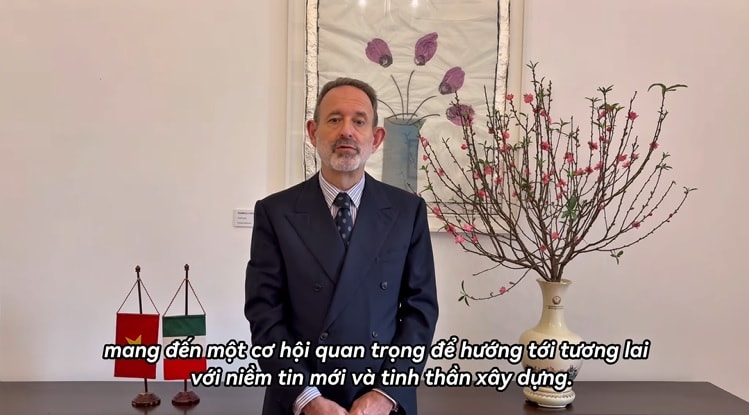 dai-su-italia-chuc-tet.jpg