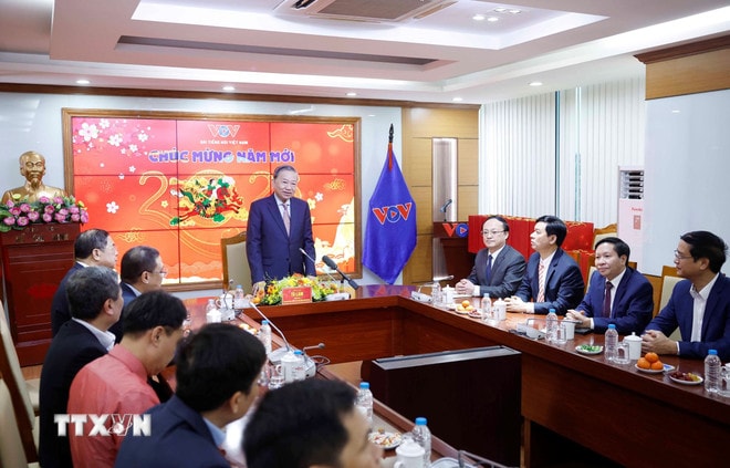 fb836e954ee9645034edb72d36235a0b7d981e-_ttxvn-tong-bi-thu-to-lam-chuc-tet-can-bo-phong-vien-dai-tieng-noi-viet-nam-14-1.jpg