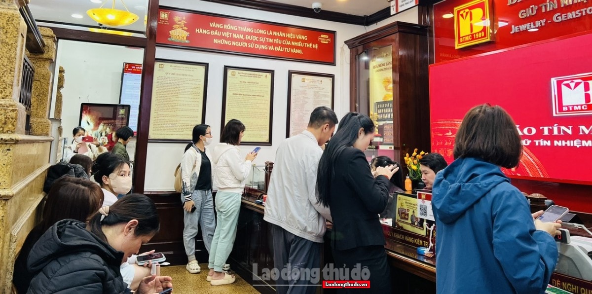 Giá vàng tăng mạnh trong ngày 27 Tết, “nhà vàng” bán theo phiếu chờ