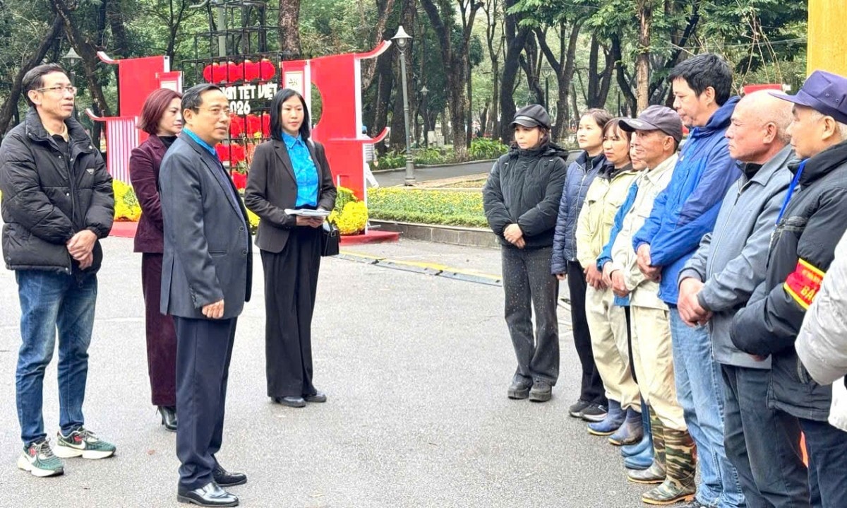 Công đoàn phường Kim Liên thăm, tặng quà động viên đoàn viên, người lao động trực Tết