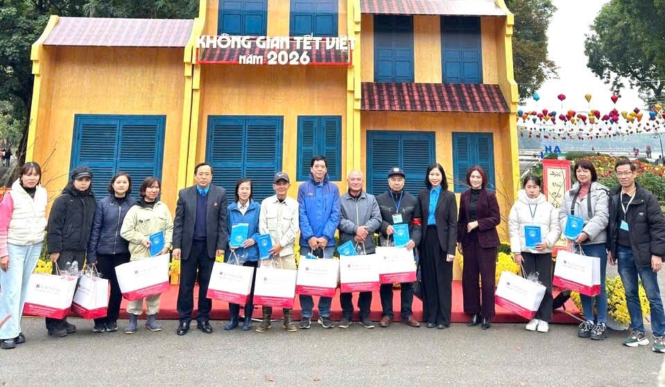 Công đoàn phường Kim Liên thăm, tặng quà động viên đoàn viên, người lao động trực Tết