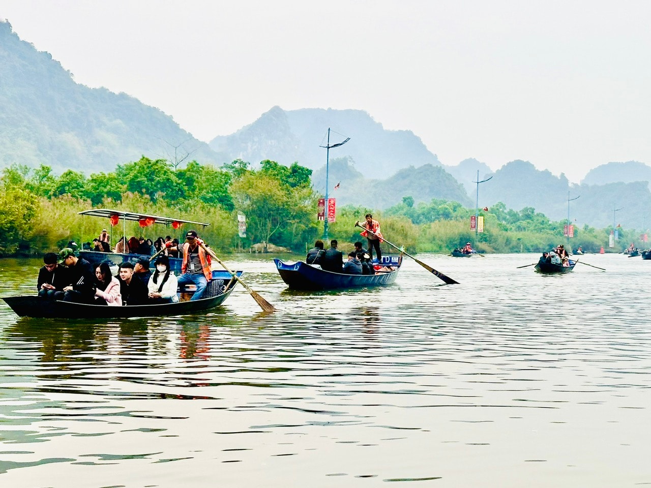 Trẩy hội chùa Hương vào mùng 6 tháng Giêng. Ảnh