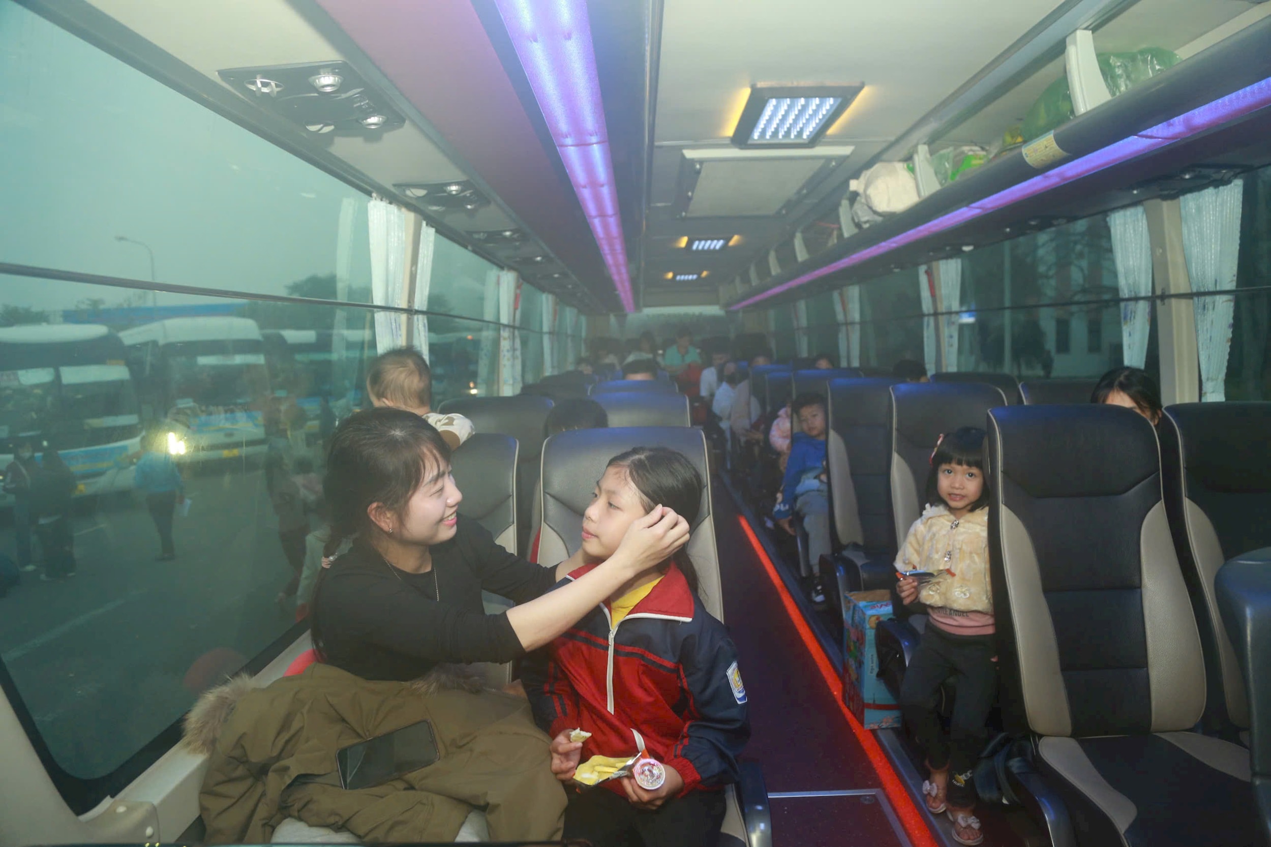 Ad Hanoi, i lavoratori tornano felici a casa per ricongiungersi con le loro famiglie a bordo del