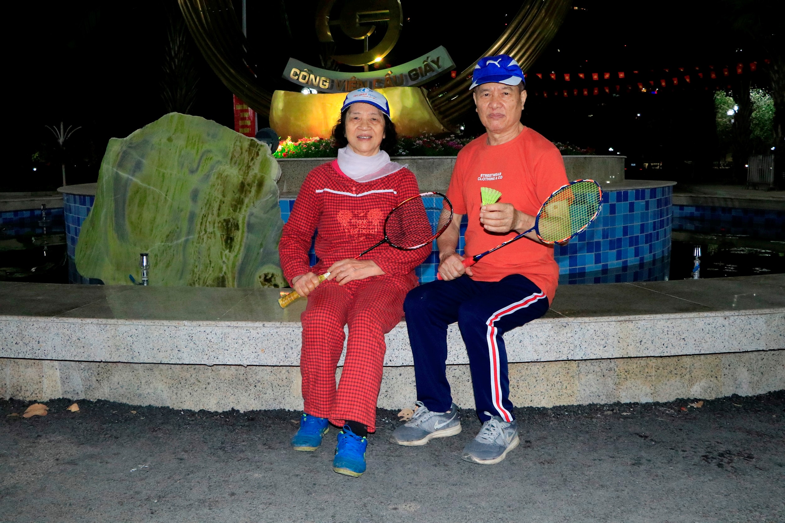 Hai vợ chồng ông Lê Anh Sinh, phường Cầu Giấy, cho biết, cả năm, chỉ trừ ngày 1 Tết, vợ chồng ông đều có mặt tại công viên khoảng 2 tiếng mỗi buổi sangs. Ông Sinh thường tập đủ các thiết bị thể dục được trang bị ở đây, đi bộ, sau đó cùng vợ