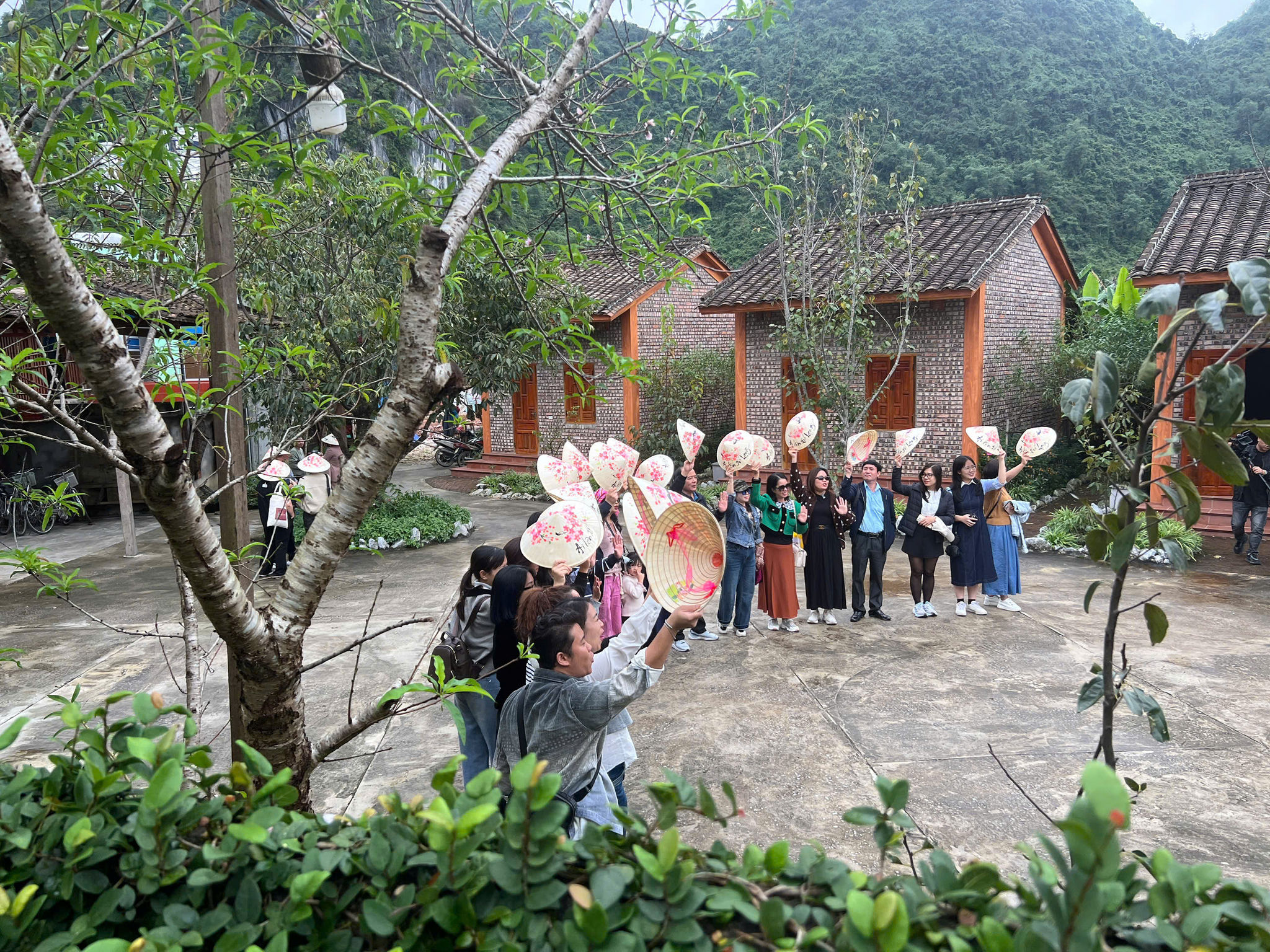Du khách cùng đón xuân mới tại làng du lịch tốt nhất thế giới Quỳnh Sơn. Ảnh: Bảo Hân