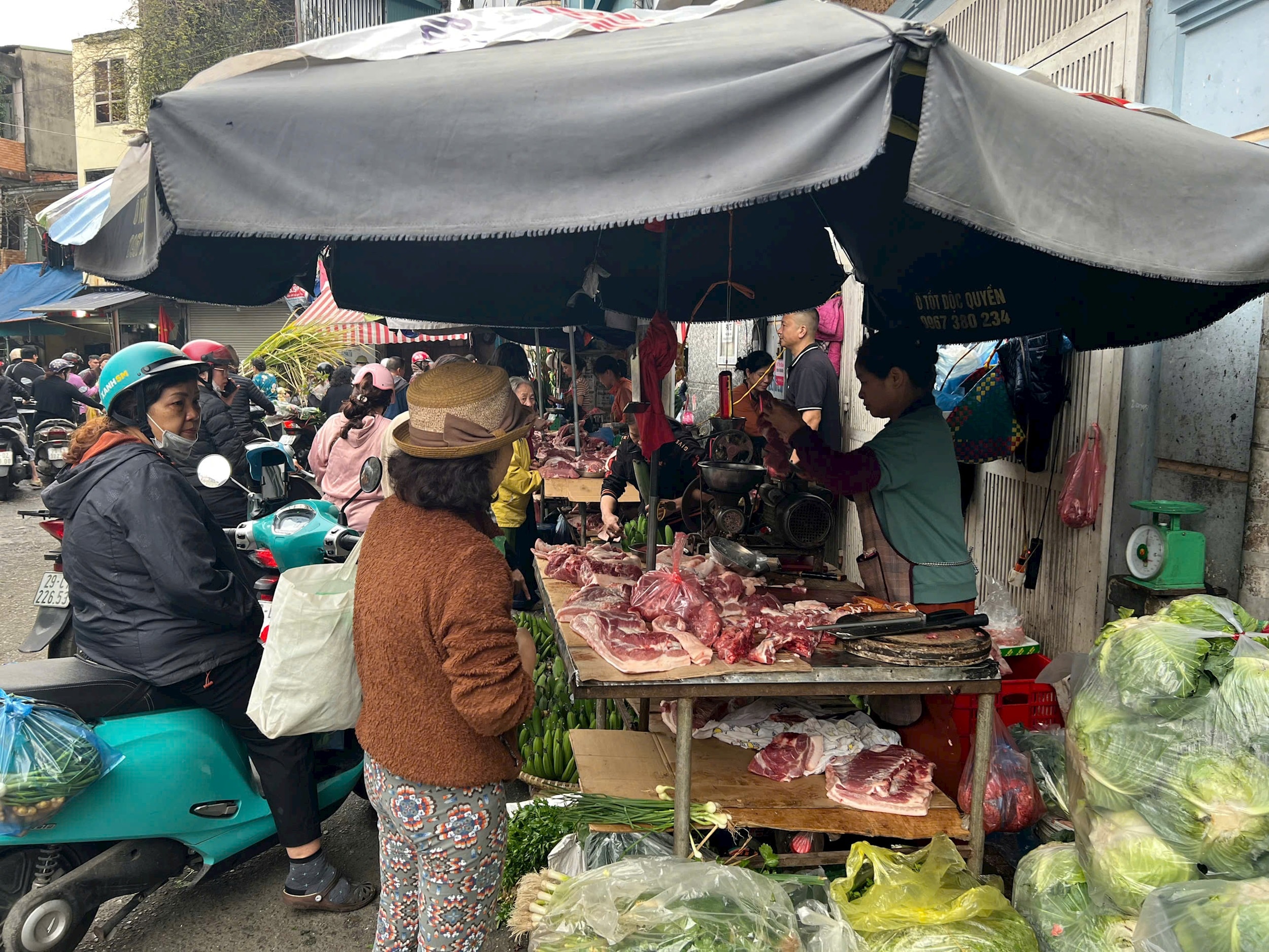 I prezzi della carne di maiale sono aumentati solo leggermente rispetto a ieri. Foto: Lam Gia