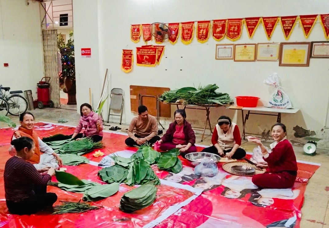 Các cư dân tòa nhà CT1A- ĐN1 phố Hàm Nghi, phường Từ Liêm cùng nhau gói bánh chưng - Ảnh: nhân vật cung cấp