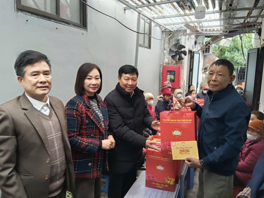 ฟาม อานห์ ตวน รองประธานคณะกรรมการแนวร่วมปิตุภูมิเวียดนามประจำกรุงฮานอย มอบของขวัญให้แก่ผู้ป่วยที่ต้องฟอกไตในตำบลง็อกฮอย