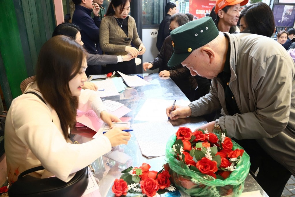 ในช่วงเทศกาลตรุษจีนปี 2026 ฮานอยได้ใช้งบประมาณประมาณ 574 พันล้านดอง เพื่อมอบของขวัญให้แก่ประชาชนกว่า 1 ล้านคน