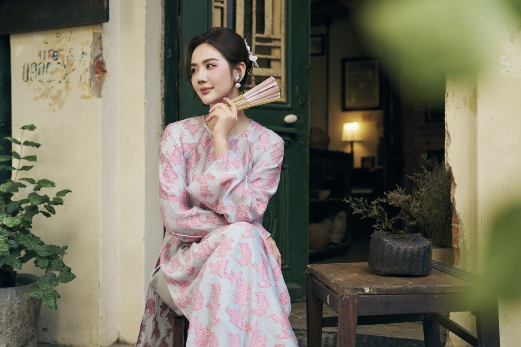 Phan Minh Huyền rạng rỡ trong tà áo dài truyền thống để đón năm mới