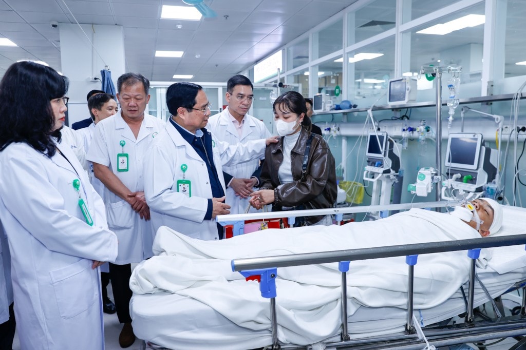 Thủ tướng Phạm Minh Chính thăm, chúc Tết bệnh nhân đang điều trị tại Bệnh viện Việt Đức - Ảnh: VGP/Nhật Bắc