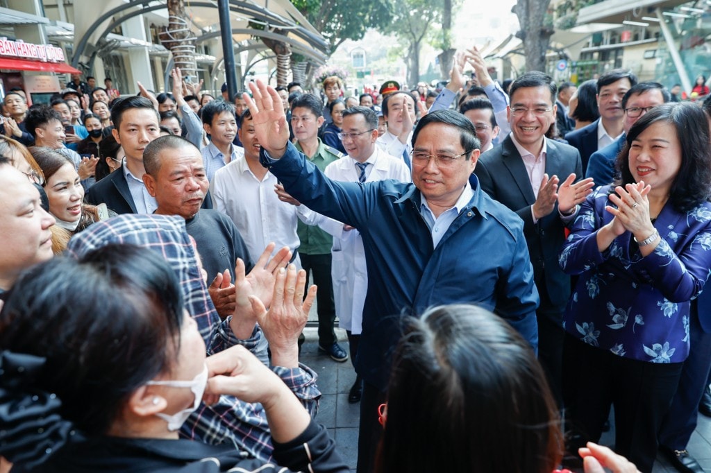 Thủ tướng Phạm Minh Chính kiểm tra công tác ứng trực Tết và thăm, động viên cán bộ, nhân viên y tế, người lao động tại Bệnh viện Bạch Mai - Ảnh: VGP/Nhật Bắc