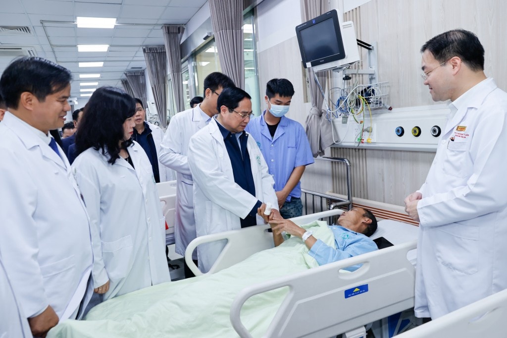 Thủ tướng Phạm Minh Chính thăm hỏi bệnh nhân đang điều trị tại Bệnh viện Bạch Mai - Ảnh: VGP/Nhật Bắc