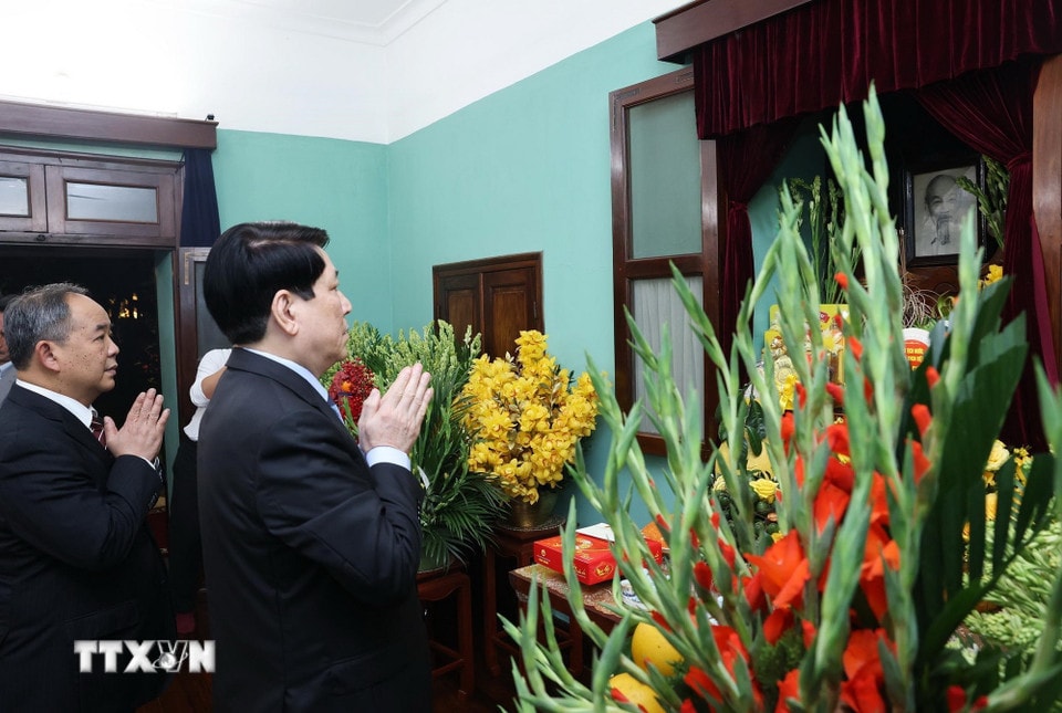 Tối 16/2/2026 (đêm 29 Tết), trước thời khắc Giao thừa chuyển sang Xuân mới Bính Ngọ, Chủ tịch nước Lương Cường tới dâng hương tưởng niệm Chủ tịch Hồ Chí Minh tại Di tích Nhà 67 tại Khu Di tích Chủ tịch Hồ Chí Minh trong Phủ Chủ tịch và tại trụ sở cơ quan Văn phòng Chủ tịch nước (số 2 Lê Thạch). (Ảnh: Lâm Khánh/TTXVN)