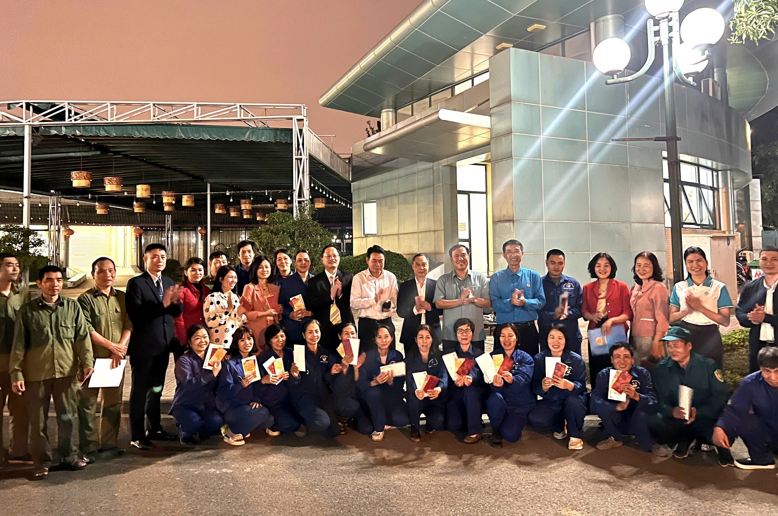 Phường Xuân Đỉnh trực tiếp thăm hỏi, tặng quà cho người lao động khó khan dịp tết Bính Ngọ