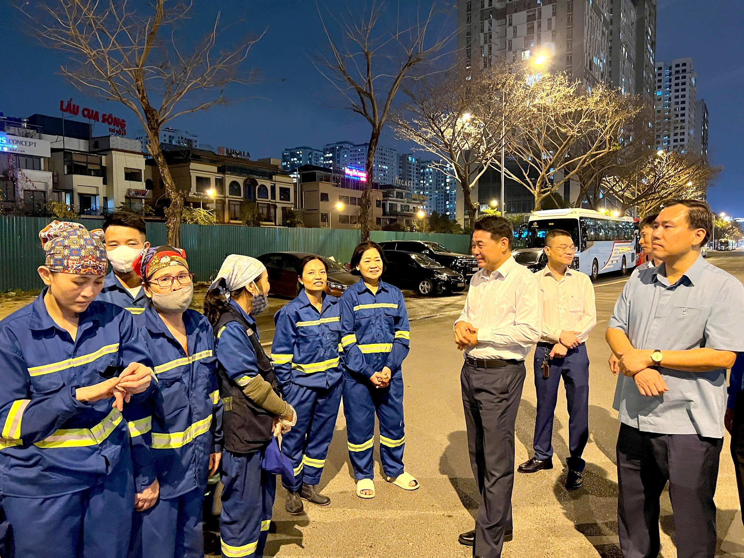 Phường Xuân Đỉnh trực tiếp thăm hỏi, tặng quà cho người lao động khó khan dịp tết Bính Ngọ