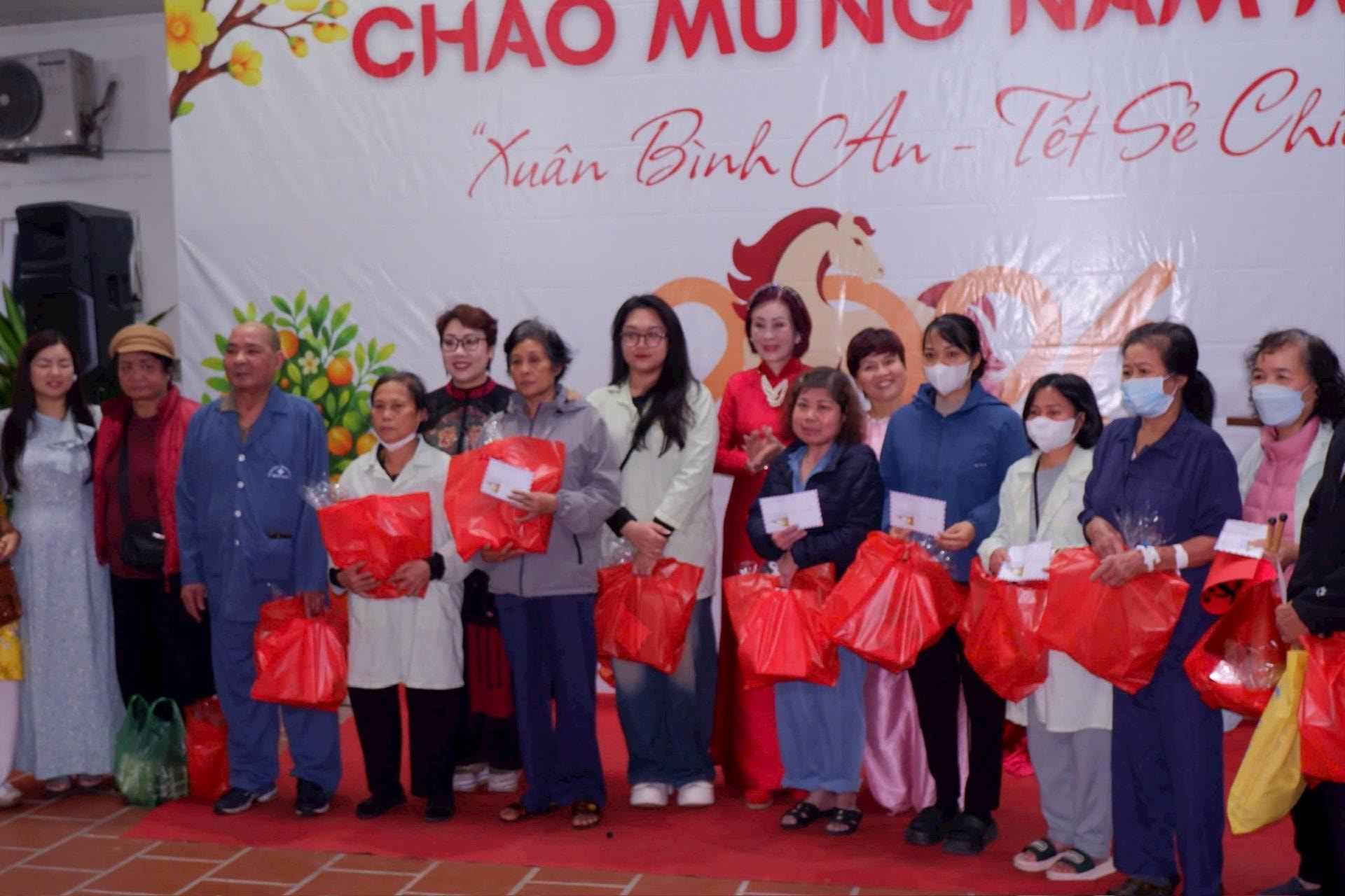 tang-qua-tet-o-benh-vien-thanh-nhan.jpg