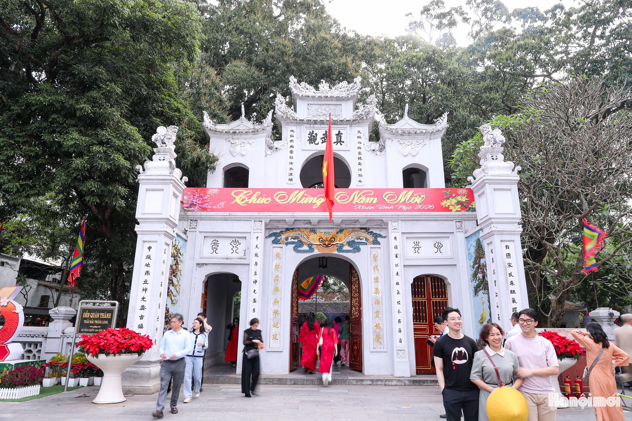 W_nguoi-dan-di-le-dau-nam-1.jpg