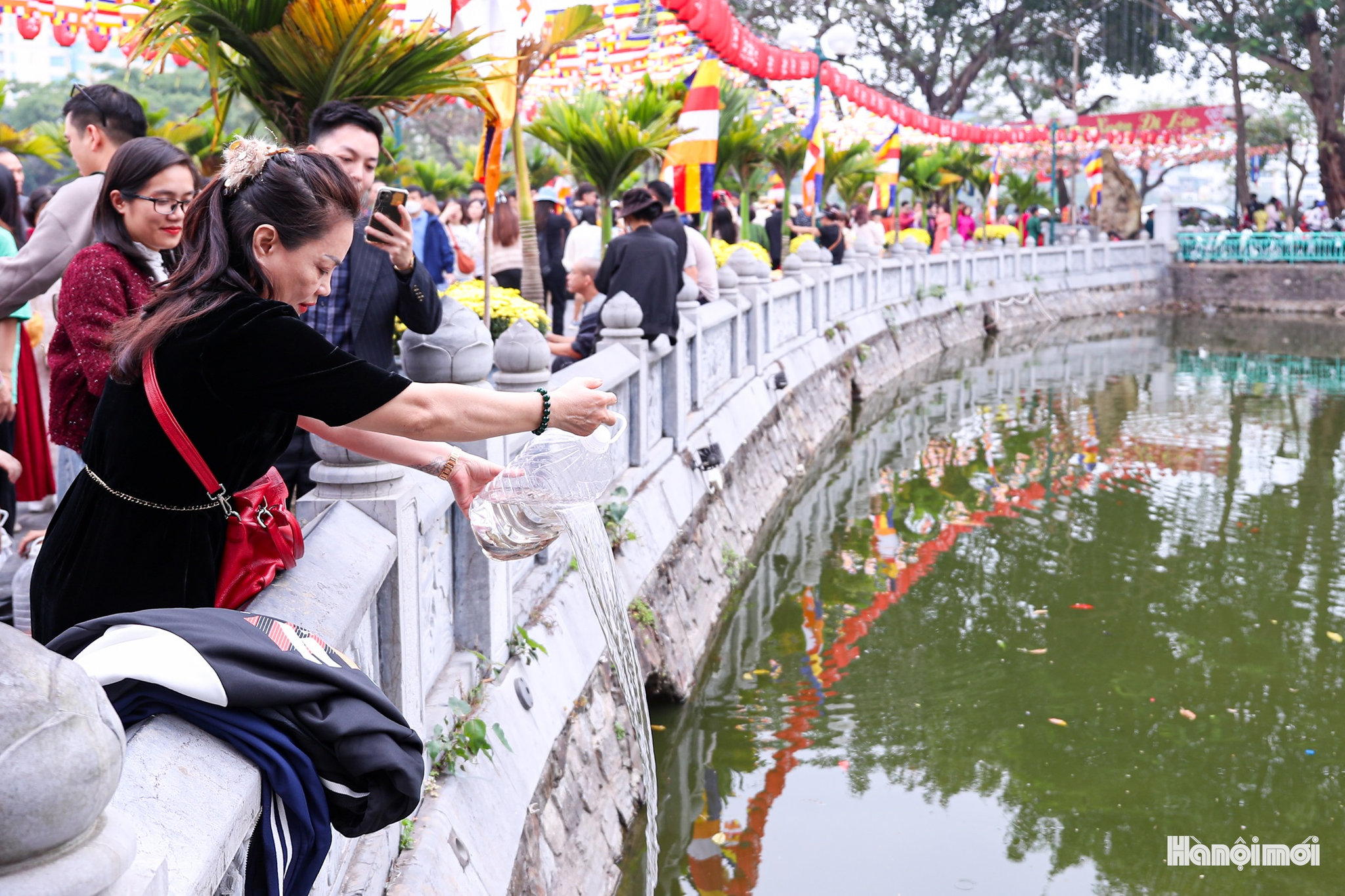 W_nguoi-dan-di-le-dau-nam-13.jpg