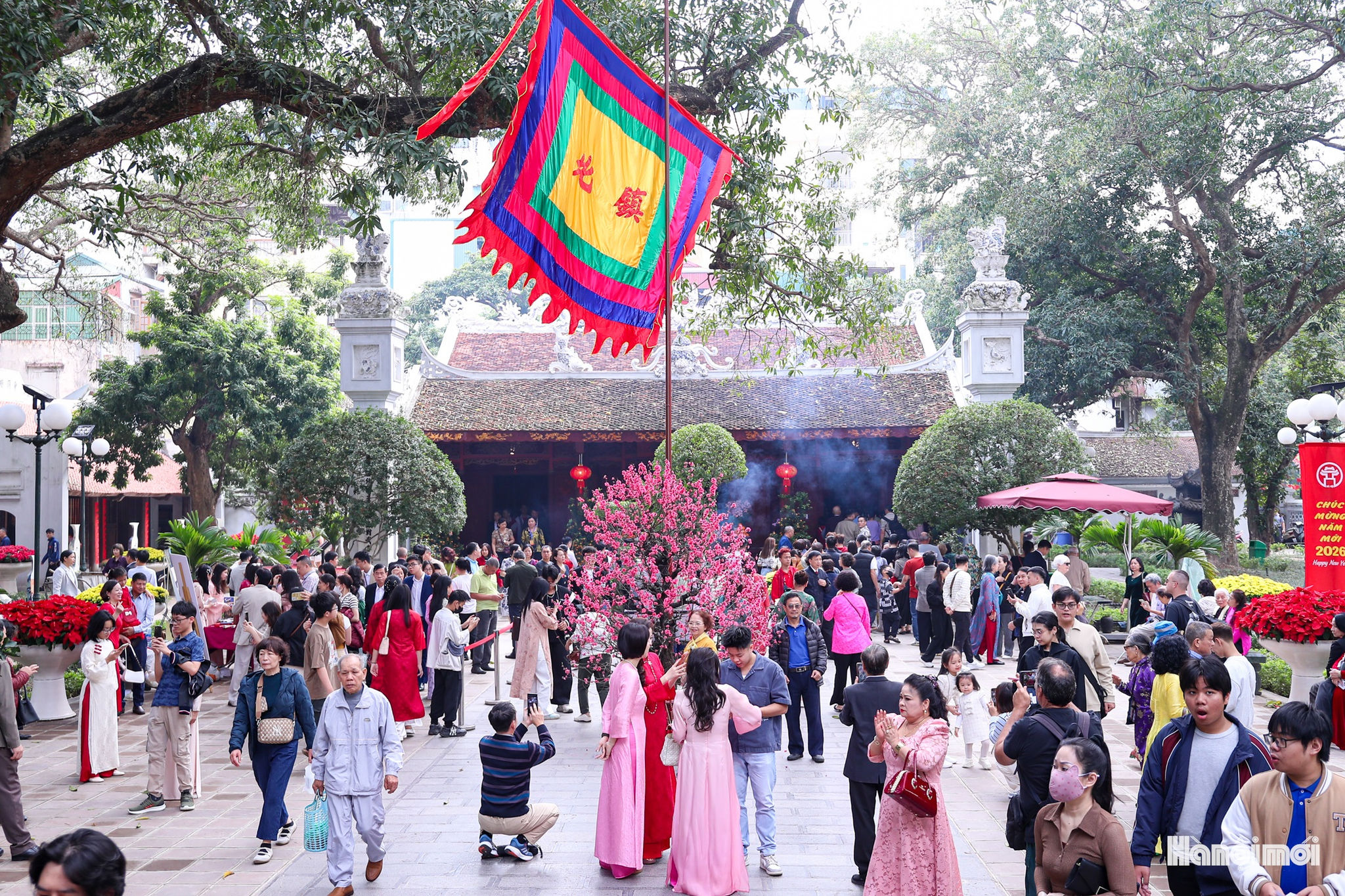 W_nguoi-dan-di-le-dau-nam-2.jpg