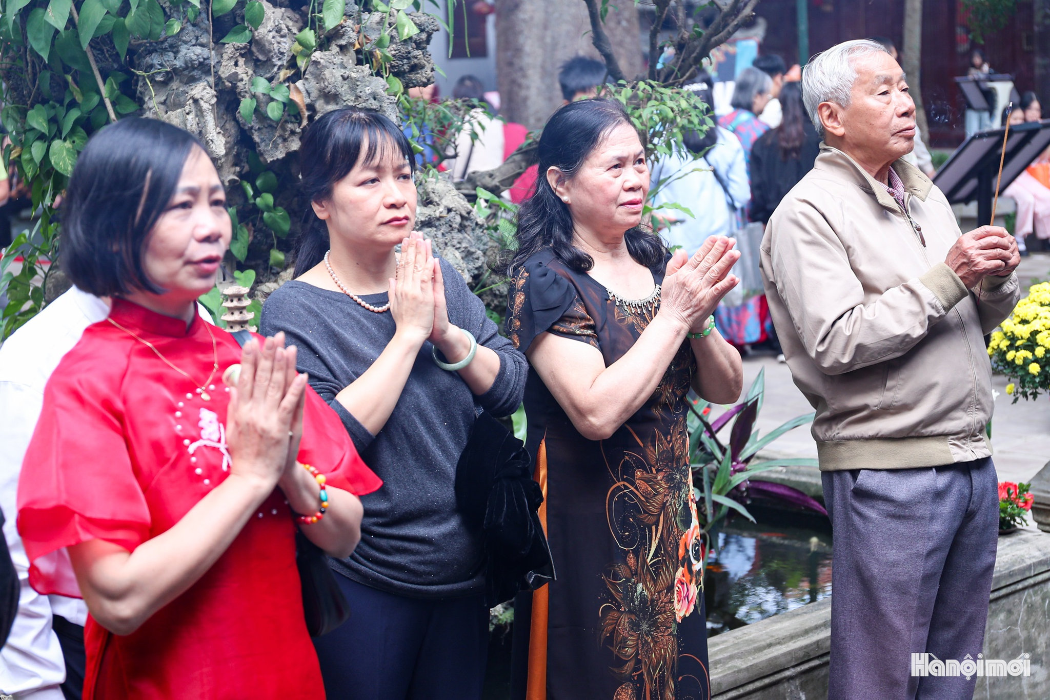 W_nguoi-dan-di-le-dau-nam-4.jpg