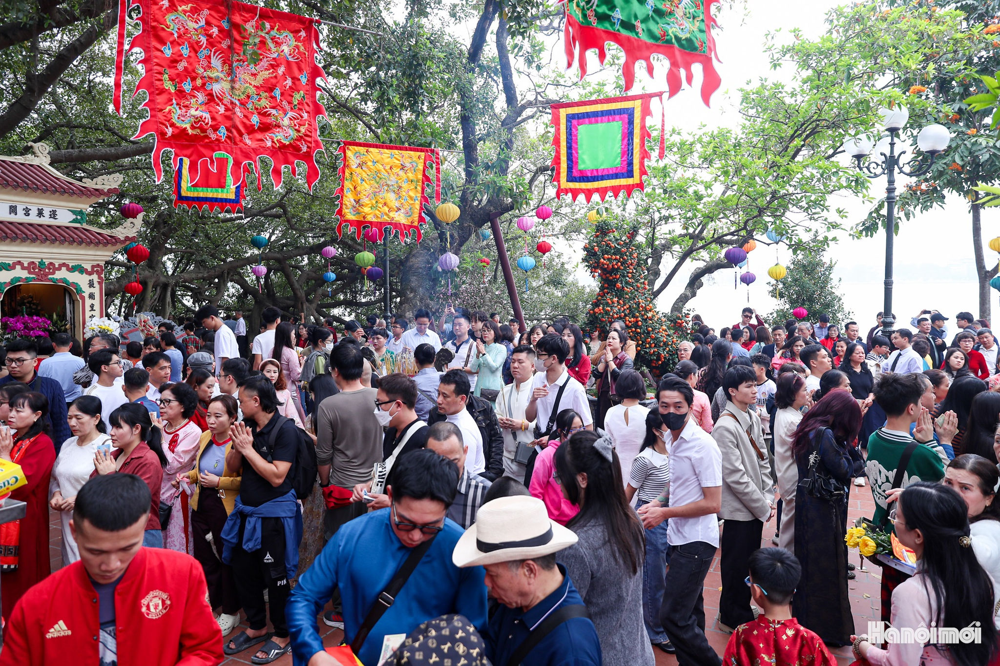 W_nguoi-dan-di-le-dau-nam-6.jpg