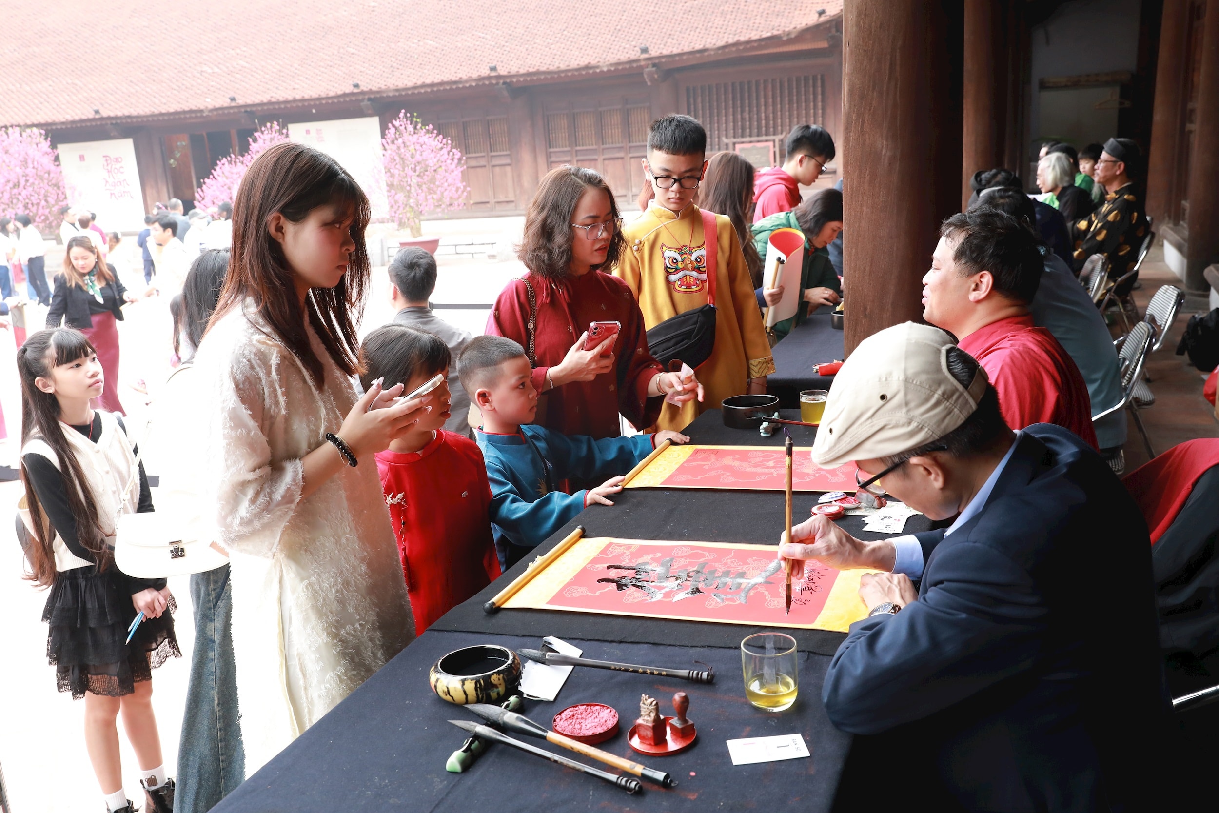 В мероприятии по заказу каллиграфических работ во дворе исторического комплекса Тай Хок при Храме литературы Национального университета приняло участие большое количество людей. Фото: Чи Хиеу.