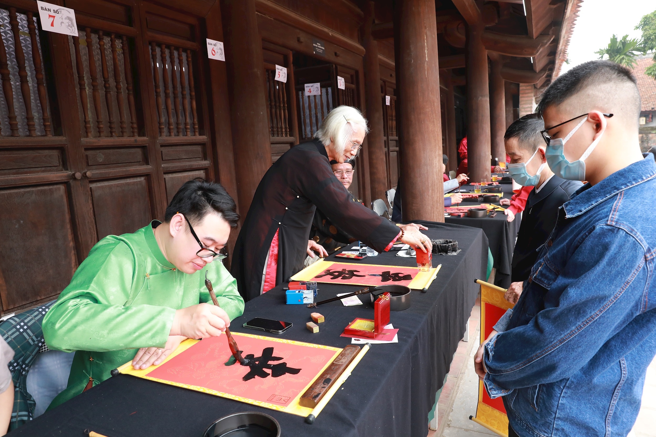 Традиция заказывать каллиграфические работы в начале года сохраняется и становится отличительной культурной традицией каждый раз, когда наступает Тет (Лунный Новый год). Фото: Чи Хиеу