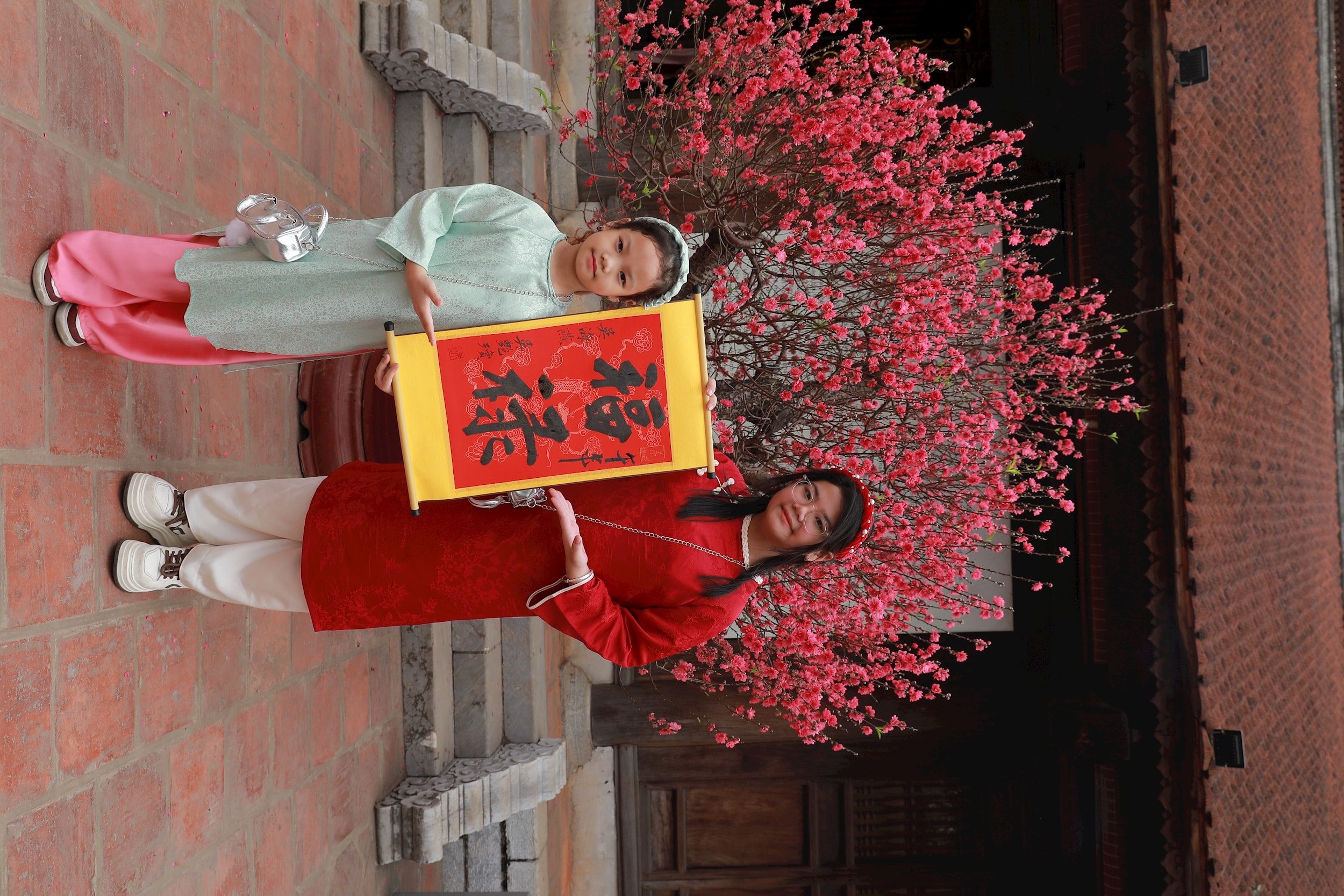 Иероглифы «Фук» (Счастье), «Лок» (Процветание), «Тхо» (Долголетие), «Там» (Сердце/Разум)... написанные китайско-вьетнамским шрифтом, до сих пор пользуются популярностью у многих людей. Фото: Чи Хиеу