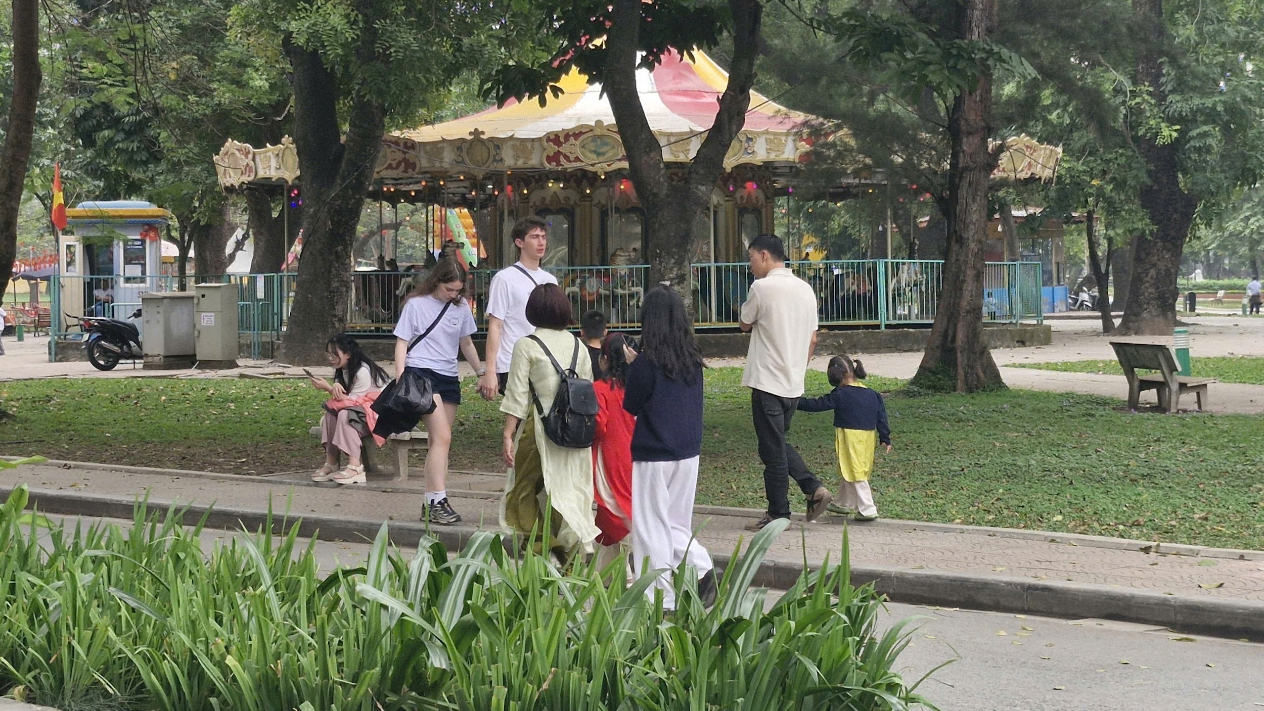 Nhiều người dân đến Công viên Thống Nhất chơi trong ngày đầu năm mới.