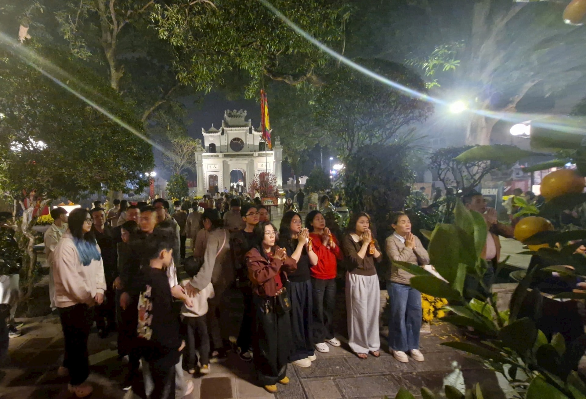 Люди шанобливо запалюють пахощі та моляться за мирний, процвітаючий та сповнений новий рік.