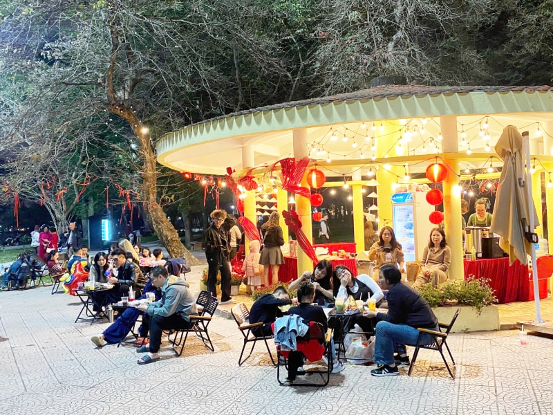 Người dân và du khách trải nghiệm tại Khu trải nghiệm Tết Việt ngày 29 tháng Chạp.