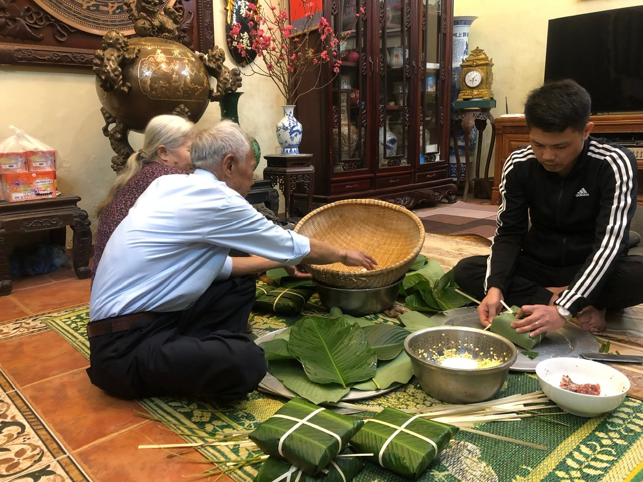 Gói bánh chưng ngày Tết - nét đẹp truyền thống được duy trì tại nhiều gia đình. Ảnh: Thu Trang 